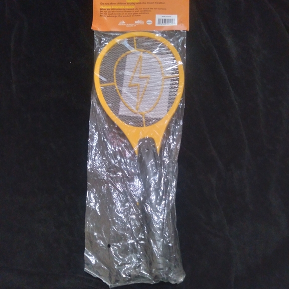 Electronic insect zapper takes 2 "D"batteries not included - Picture 5 of 6